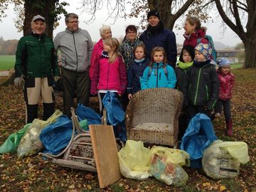 Kindergruppe mit gesammeltem Müll