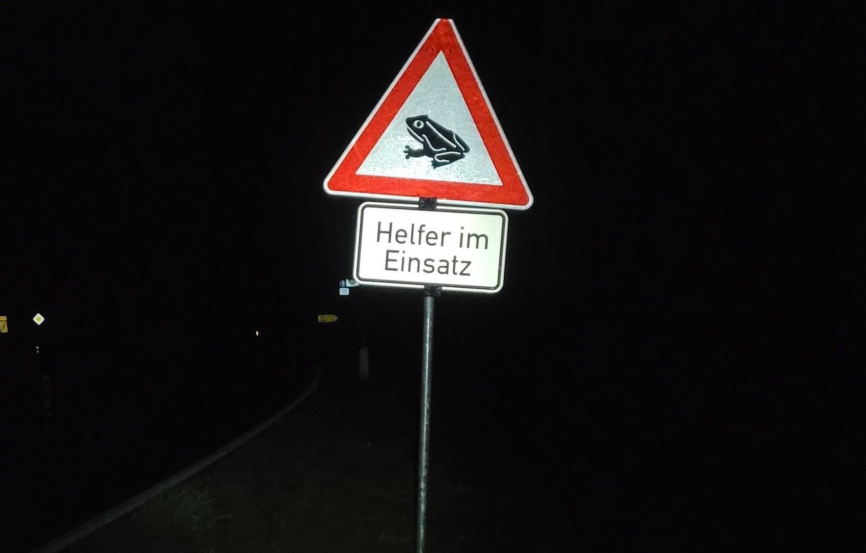 Warnschild für Helfer-Einsatz