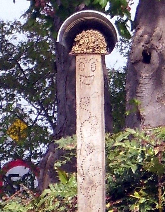 Eichenbalken mit Bohrungen für Wildbienen